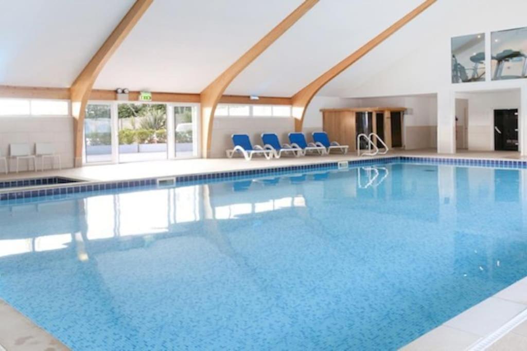 Kingfisher Hot Tub & Log Burner House On Premium Lakeside With Resort Facilities St Columb Major Exterior photo